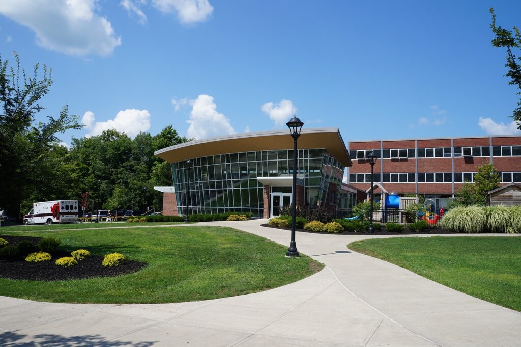 Blended learning model integrating online and offline higher education